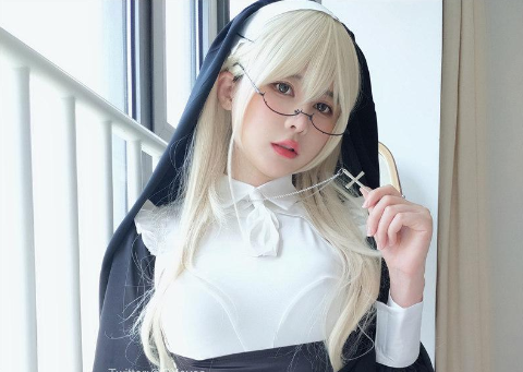 眼酱大魔王w：这位射手座小姐姐，用cosplay和宠物征服了我们的心！ 第1张