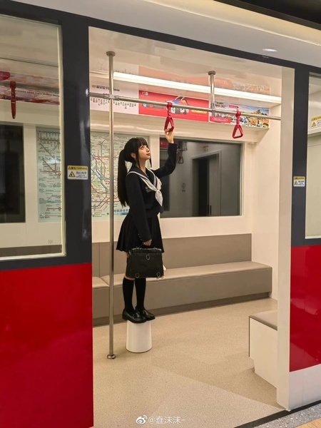 蠢沫沫地铁任务失败被捆，身高的秘密：她的萌态竟然藏着这些内幕！ 第2张